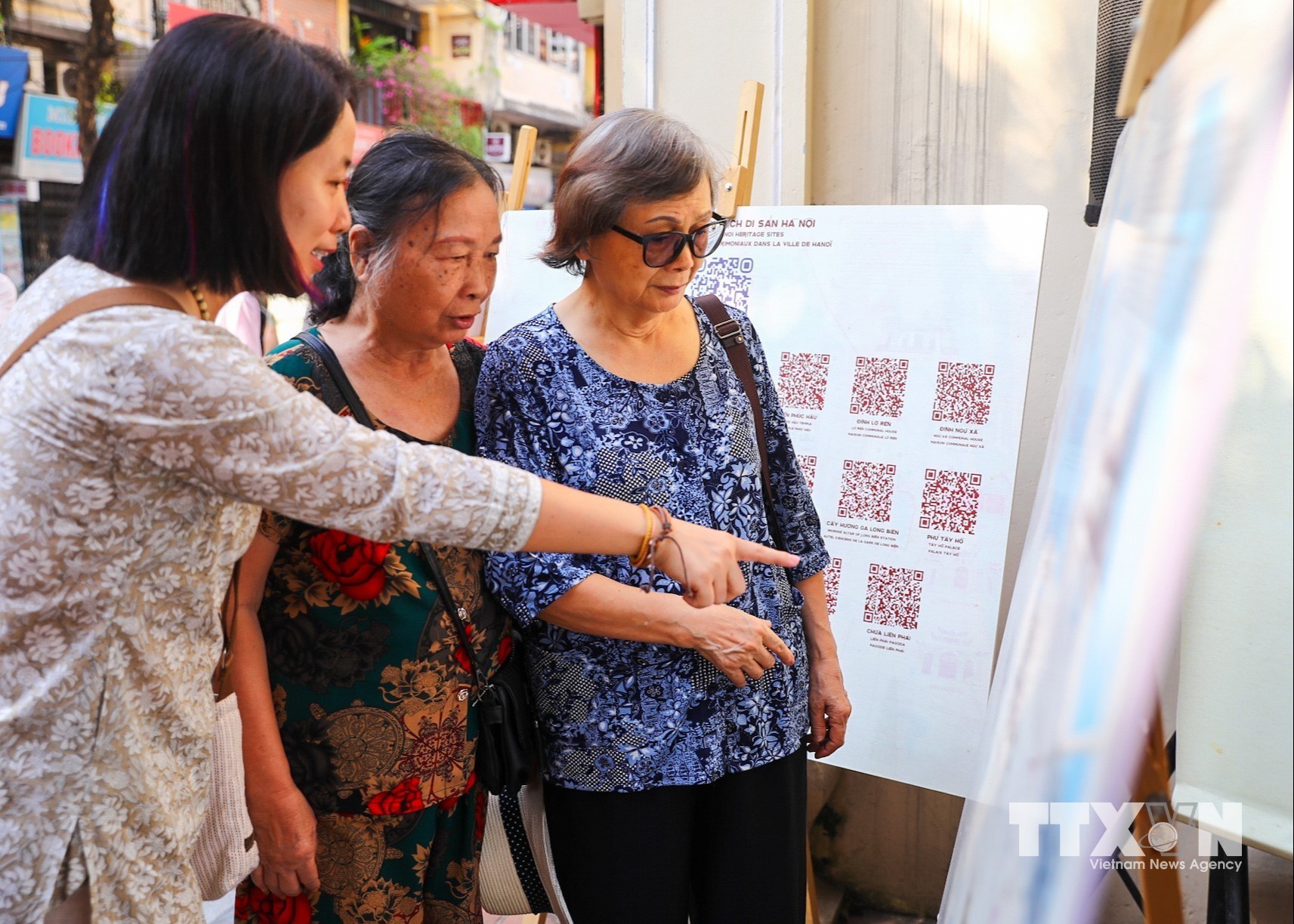 Người dân tìm hiểu thông tin các di tích. (Ảnh: Khánh Hoà/TTXVN)